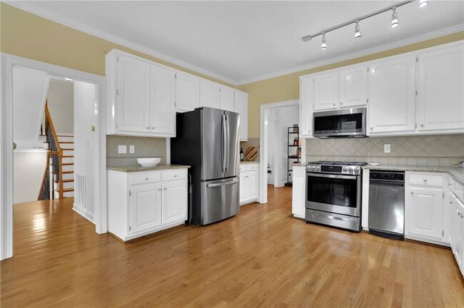 Building Photo - 7155 Roswell Rd