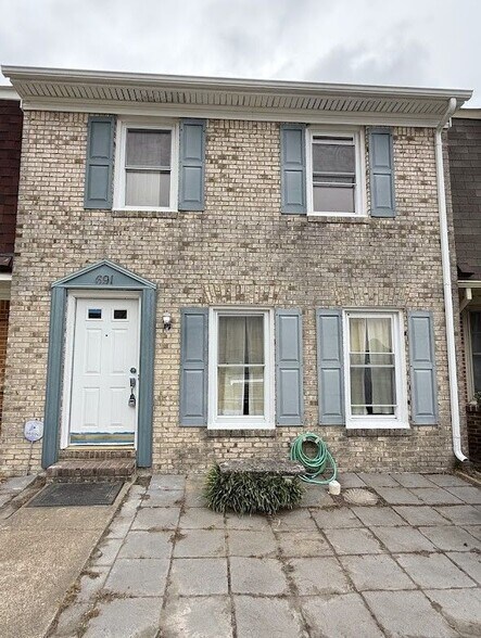 Primary Photo - 691 Biltmore Dr