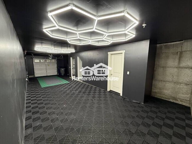 Building Photo - Modern condo, conveniently located!