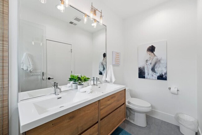 Building Photo - 2110 W Washington Blvd