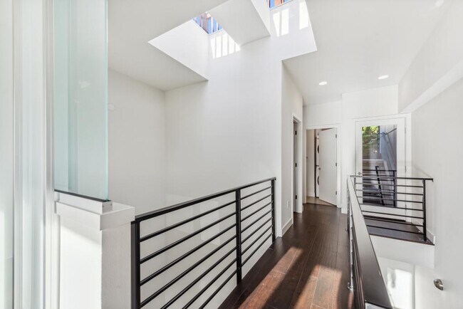 Building Photo - Eastlake Contemporary Townhome - 2 bedrooms