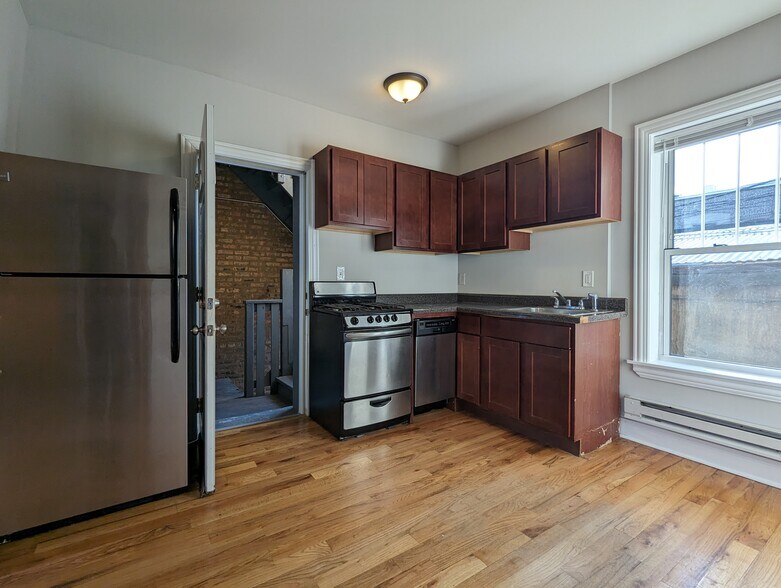 Building Photo - 953 W Cornelia Ave