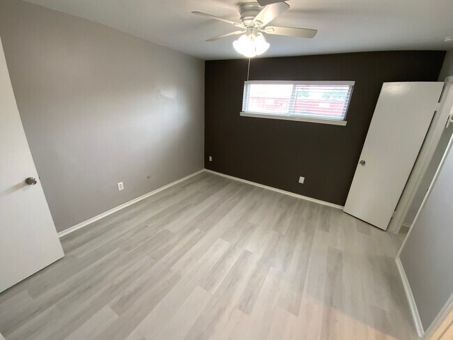 Building Photo - 6402 Del Monte Dr