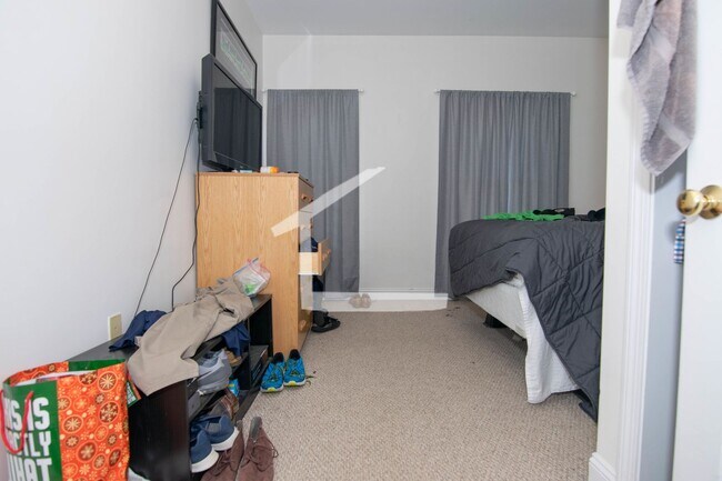 Building Photo - 1800 Sq Ft. Pet Friendly Duplex w 2 Parking Spots perfect location!  Secured Basement w Laundry &...