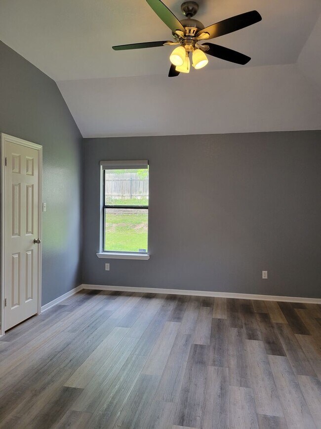 Building Photo - 3bd/2ba house close to major shopping, restaurants, and Ft. Hood!