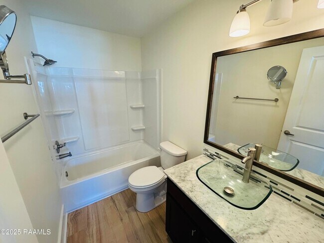 Building Photo - 113 Bayou St