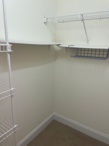 Building Photo - 1016 Hickory Dr