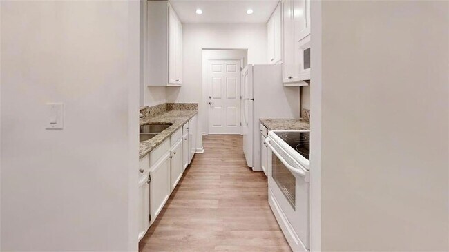 Building Photo - 300 Johnson Ferry Rd