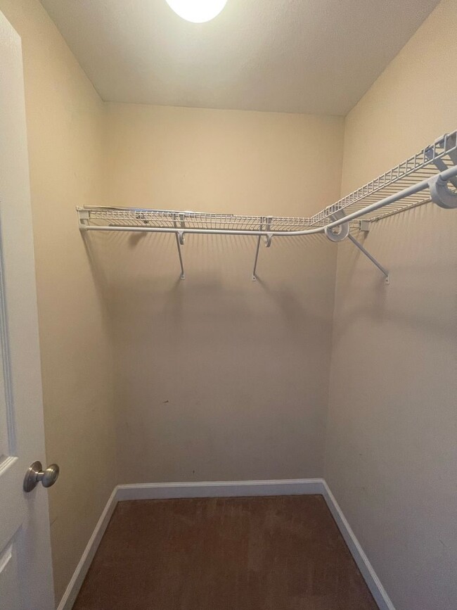 Building Photo - Eagle Landing Subdivision - Hardwood Floor...