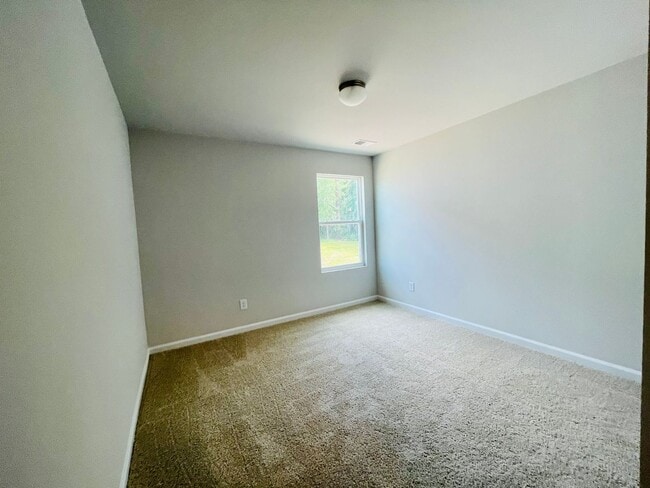 Building Photo - Gorgeous 4bed/3bath home w/ Fenced Yard in...