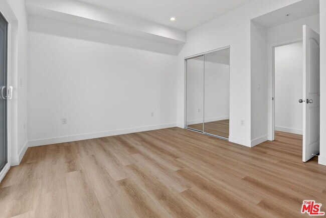Building Photo - 11446 Oxnard St