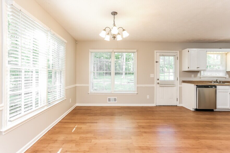 Building Photo - 2280 Whitebluff Way