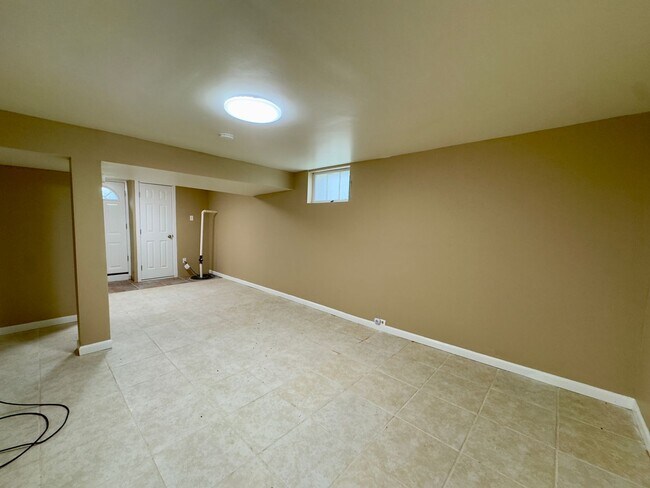 Building Photo - Charming 2 Bedroom/1 Bathroom Home at Laur...