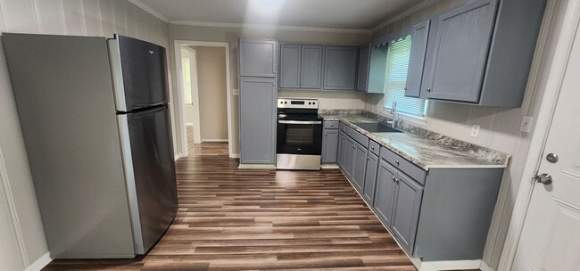 Building Photo - 4 Bedroom / 2 Bath Single Family Home
