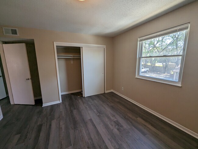 Building Photo - 6228 Robinson St