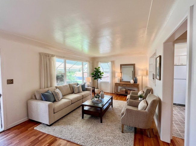 Building Photo - Cozy 2 bed 1 bath Home with Fenced Yard!