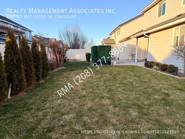 Building Photo - 6059 N Silver Spruce Ave