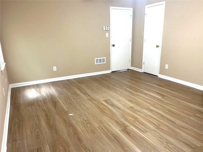 Building Photo - 8114 Woodlake Dr