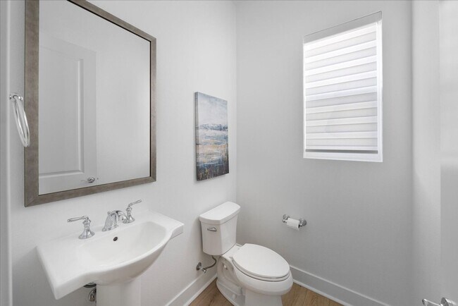 Building Photo - Model-Perfect 5 Bedroom Home in Valencia!