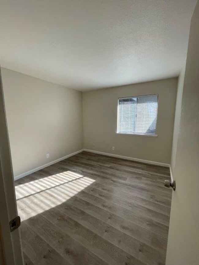 Building Photo - Single Level 2 Bedroom 1 Bath