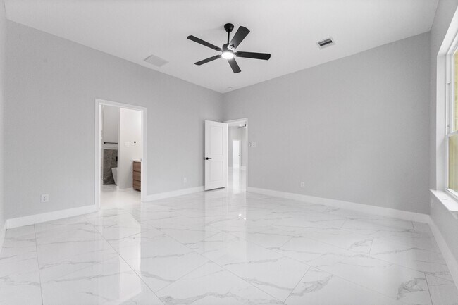 Building Photo - 327 Paradise Ln