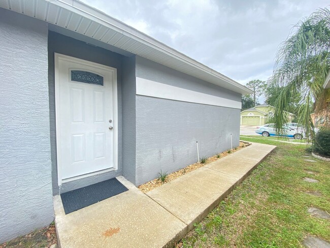 Building Photo - Beautiful 3 bdrm 2 bath with 2 car garage ...