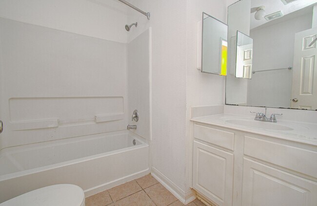 Building Photo - Affordable 3-Bedroom Townhome in Prime Missouri City Location