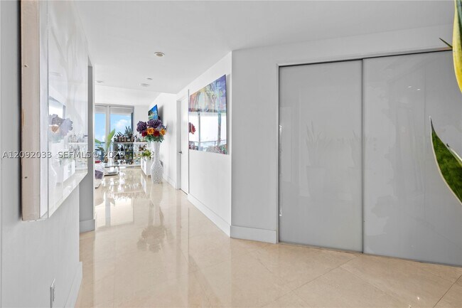 Building Photo - 1331 Brickell Bay Dr