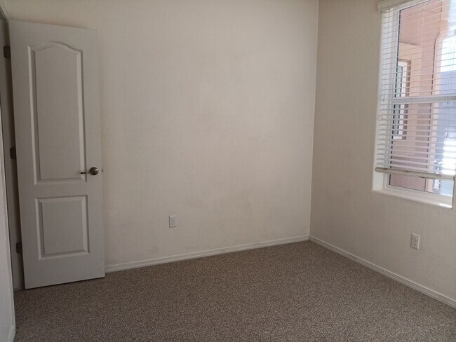 Building Photo - Beautiful 3 bedroom 3 bathroom home! Showi...