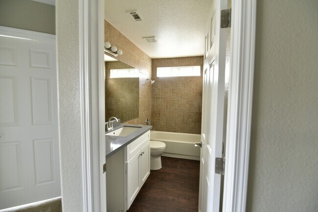 Building Photo - Gorgeous 4BED/2.5 BATH 2 Story Home Locate...