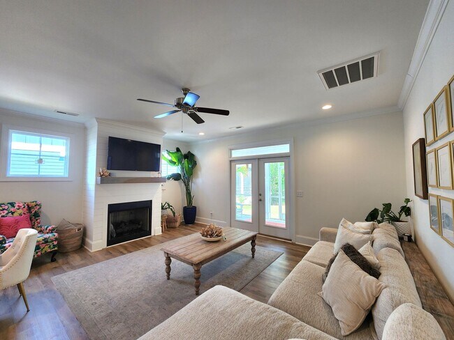 Building Photo - Home Available in Summerhouse on Everett Bay! Showings Coming Soon.