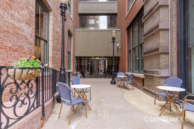 Building Photo - 308 W 8th St