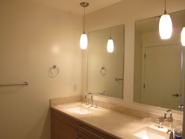 Building Photo - Stunning 2 Bedroom 2 Bath condo, with 2 Parking spots in the heart of vibrant Kirkland for Rent