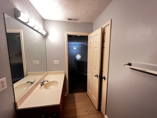 Building Photo - Beautiful 4 Bedroom and 2.5 Bath Home