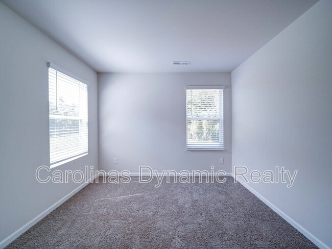 Building Photo - 914 S Battleground Ave