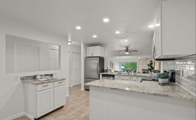 Building Photo - Renovated 2 Bed Kirkland Condo in Salishan...