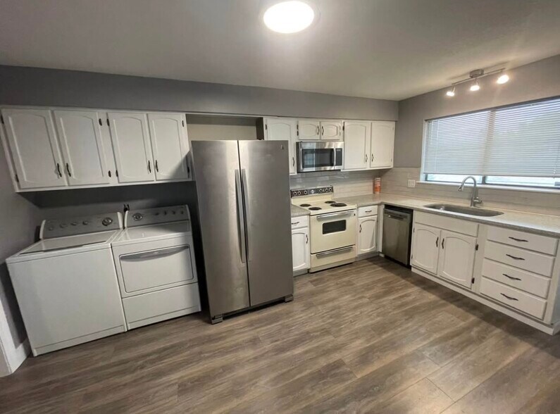 Kitchen - 6401 Deihl Rd