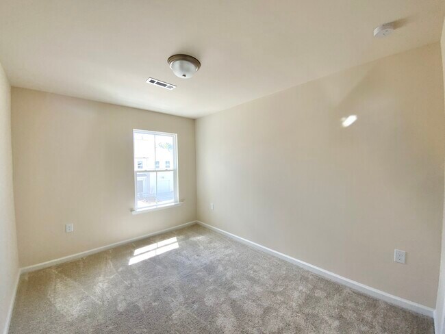 Building Photo - 836 Falls Grove Trl