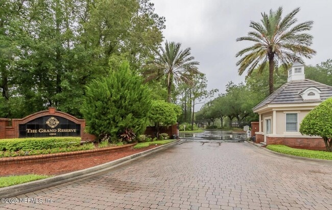 Building Photo - 13810 Sutton Park Dr N