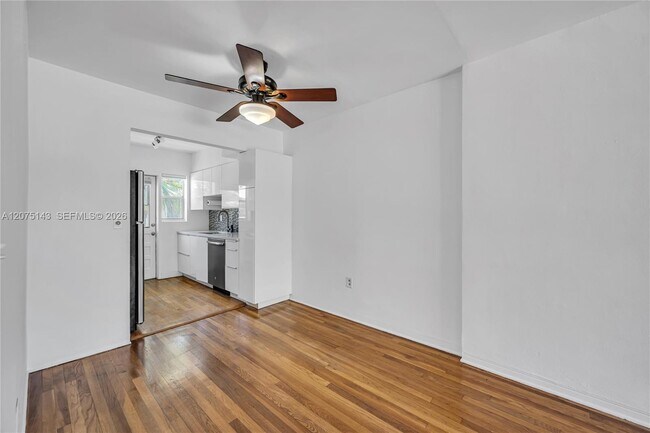 Building Photo - 800 W 42 St