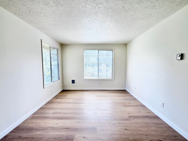 Building Photo - Lake Oswego 2 Bedroom Condo with $500 Move-In Incentive – Utilities Included!