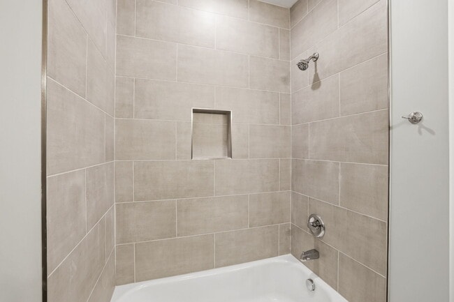 Building Photo - 705 Woodmore Ln