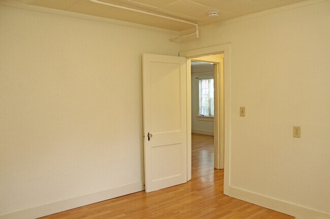 Building Photo - 3087 SE Ankeny St