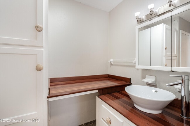 Building Photo - 390 W Cocoa Beach Causeway