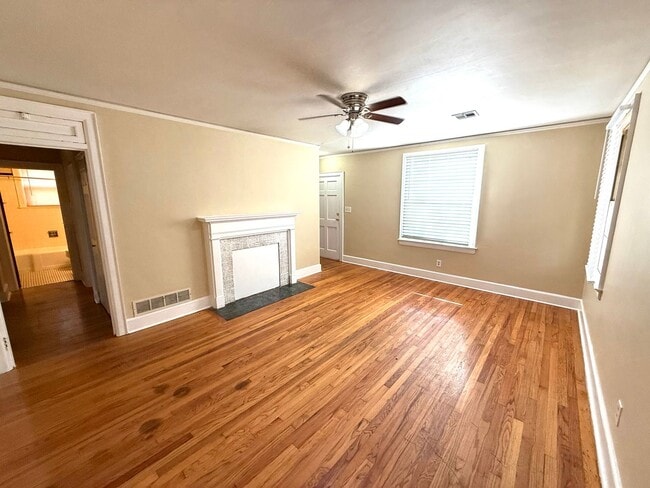 Building Photo - ** 3 bed 2 bath located in Capital Heights ** Call our self-showing number to schedule a tour 334...