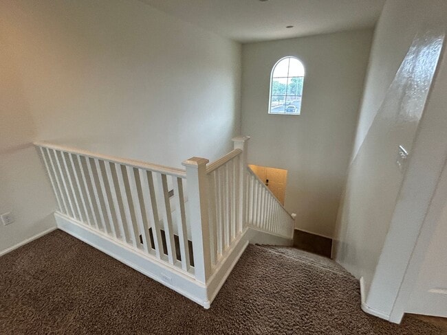 Building Photo - Spacious 4 Bedroom, 3 Bath Two-Story Glend...