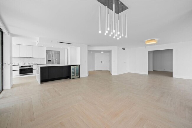 Building Photo - 520 Brickell Key Dr