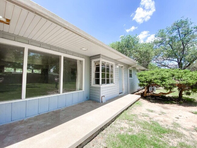 Building Photo - 3-Bedroom Home with Large Backyard!