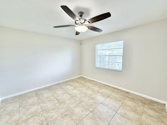 Building Photo - PIKUS (1931 Sunshine Blvd)