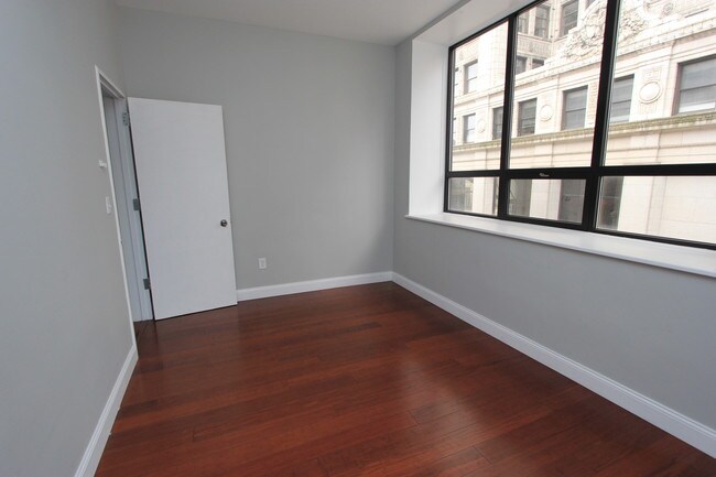 Building Photo - 32 W Market St